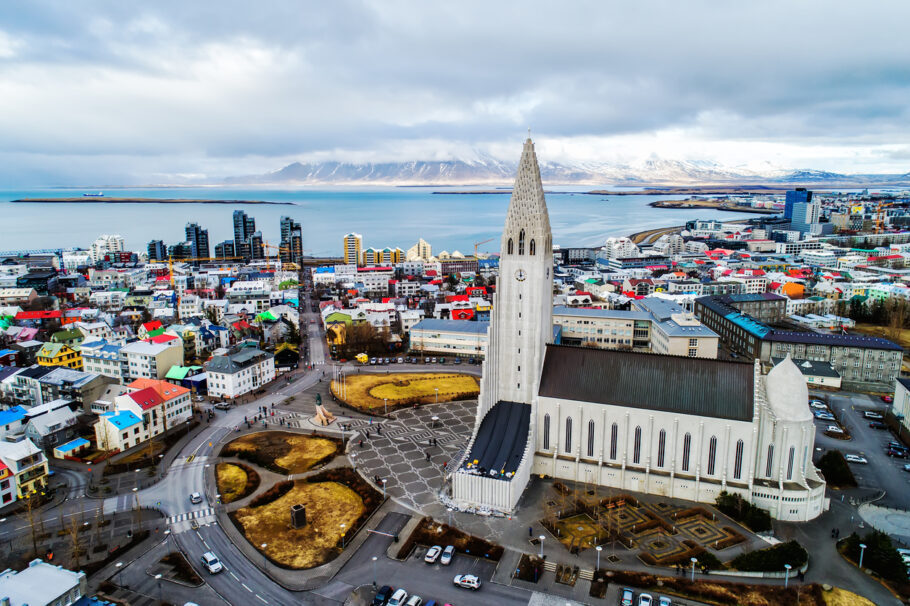 Vista aérea da famosa Catedral de Hallgrimskirkja e da cidade de Reykjavik na Islândia.