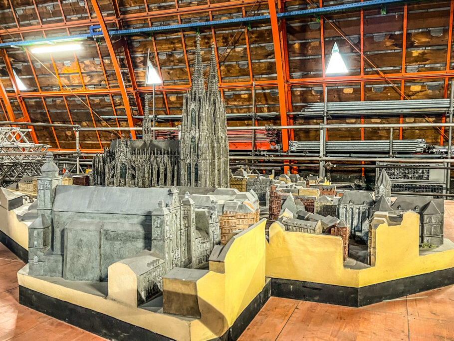 Maquete da catedral na área de manutenção