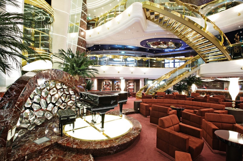 O luxuoso Atrium do navio MSC Splendida, novidade da temporada 2024/2025