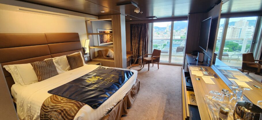 A ampla e aconchegante cabine do MSC Yacht Club