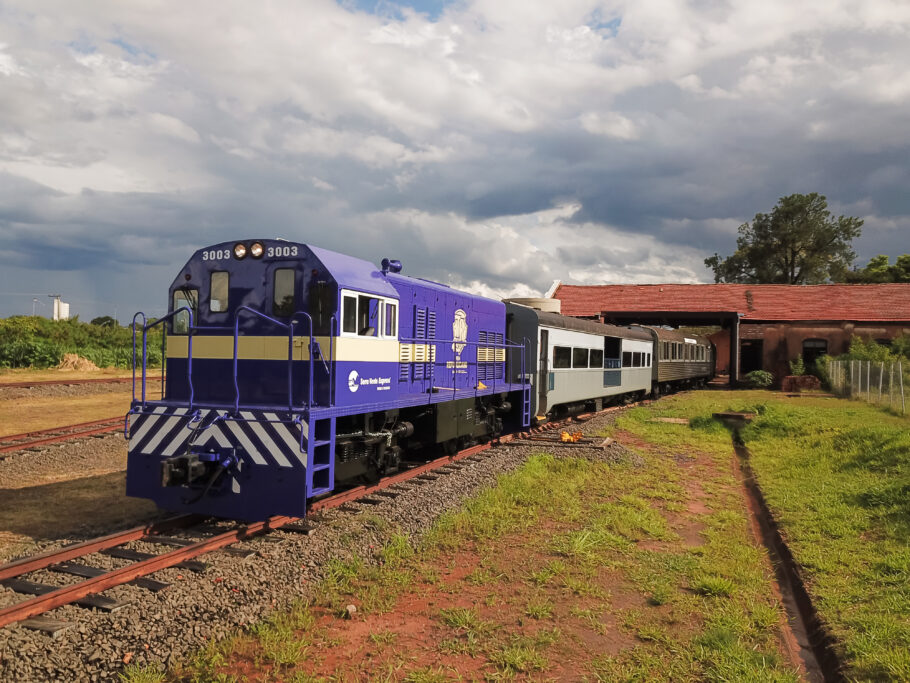 O passeio inclui a viagem de trem, almoço com feijoada, degustação de cachaça e chope grátis para os papais