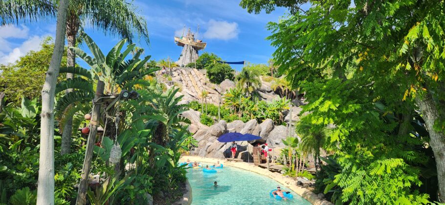 O rio lento do Typhoon Lagoon Water Park, que tem a temática de uma ilha tropical