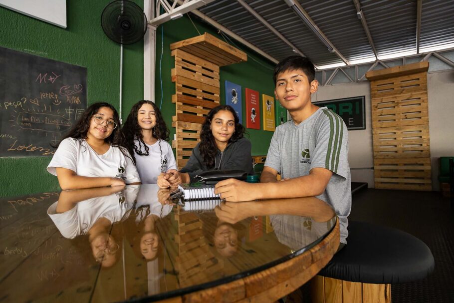 Alunos bolsistas do programa no Colégio Internacional Torricelli de Guarulhos