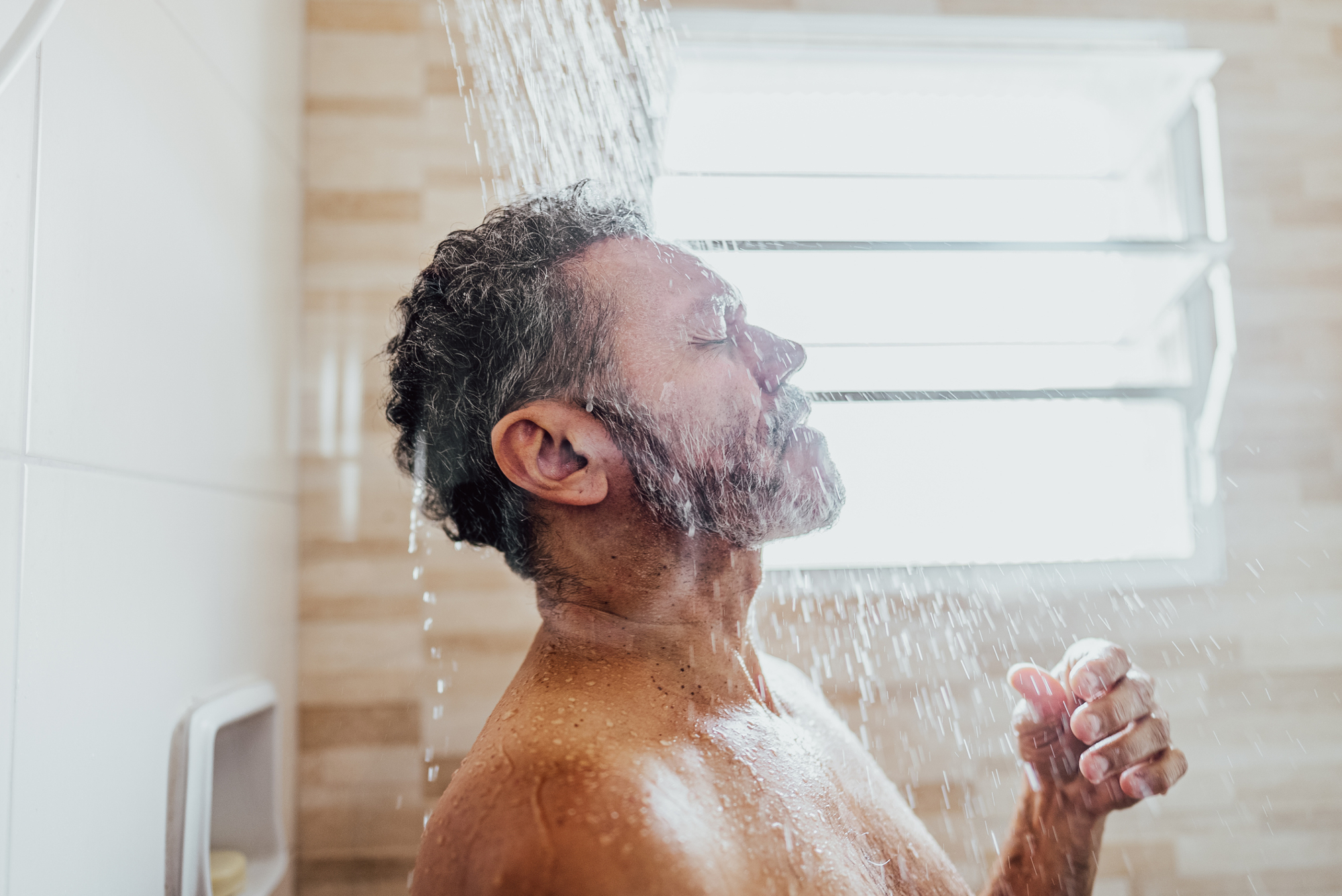 Banho quente pode prejudicar sua pele em dias de tempo seco