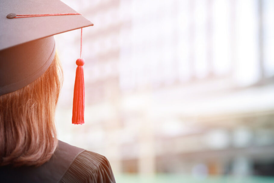 Santander oferece bolsas de estudo para graduação e pós