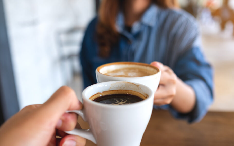 Consumo de café por pessoas com pressão alta pode reduzir risco de demência