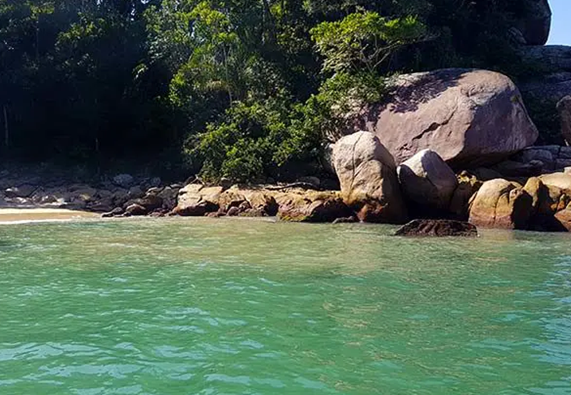 Com apenas 15 metros de extensão, a praia de Caxadaço é um refúgio perfeito para quem busca isolamento e tranquilidade