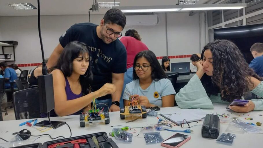 Laboratórios apresentam mundo da robótica e outras tecnologias a crianças e jovens