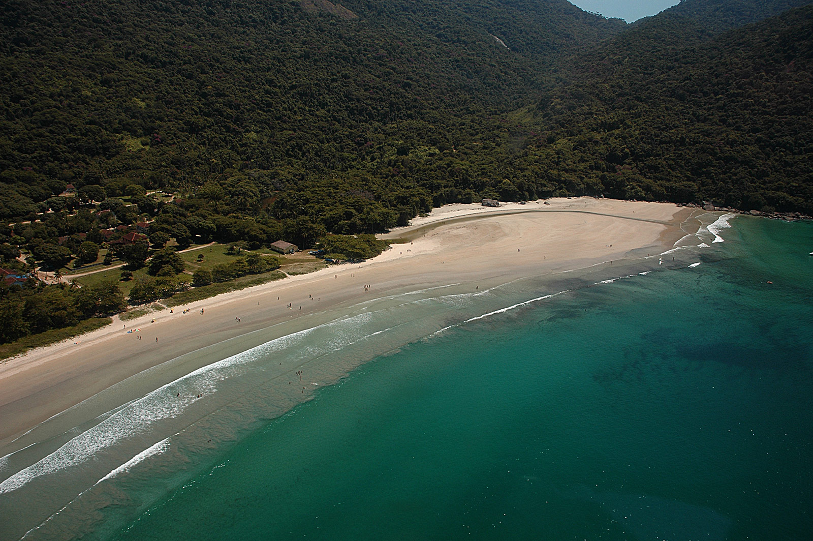 A praia de Dois Rios é uma das mais intrigantes de Ilha Grande