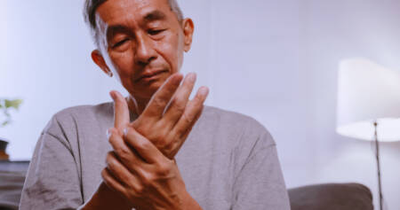 Pesquisas indicam que constipação e depressão podem antecipar o diagnóstico de esclerose múltipla.
(Foto usada para fins ilustrativos. Posada por profissional)