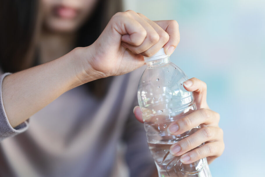 Estudo sugere que beber água de garrafas plásticas pode aumentar a pressão arterial