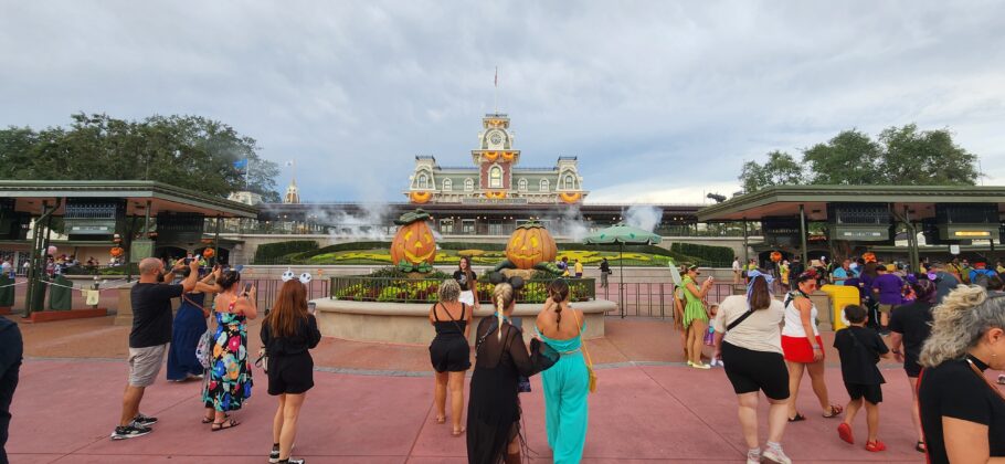 Entrada do Magic Kingdom em noites do Mickey’s Not-So-Scary Halloween Party