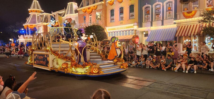 A parada é uma das atrações das noites de Halloween da Disney