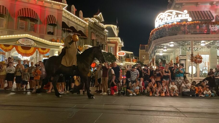 O Cavaleiro Sem Cabeça abre a parada de Halloween da Disney