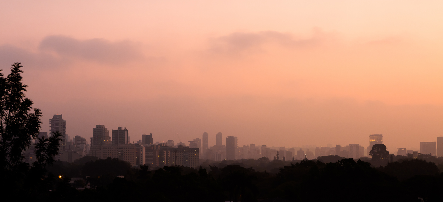 Com temperaturas extremas e poluição, São Paulo enfrenta uma semana de ar seco e tóxico, aguardando a chegada da frente fria