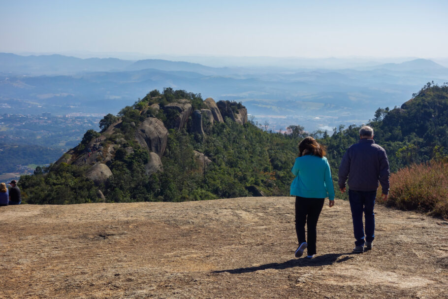 Admirando a vista da cidade de Atibaia, São Paulo, Brasil, a partir do pico da Pedra Grande