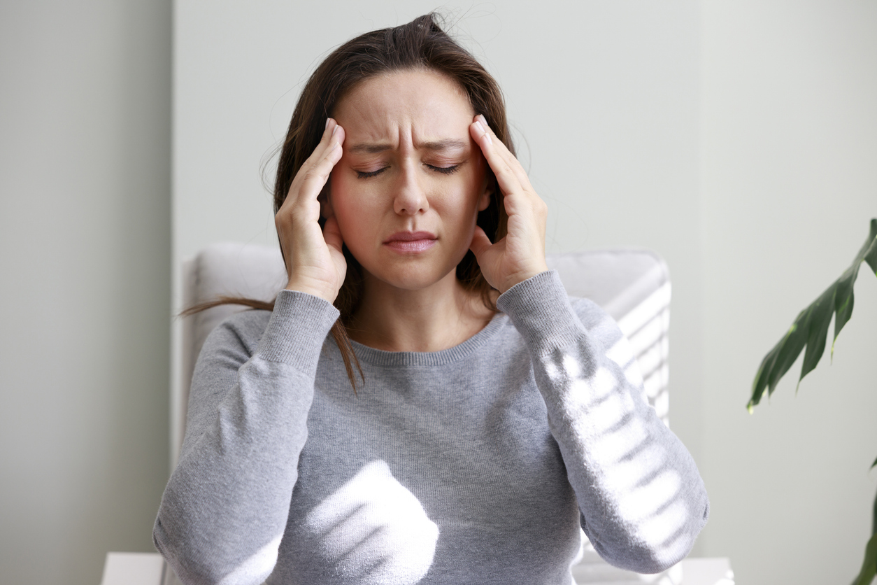 Com menos casos em mulheres, AVC pode se manifestar por meio de fortes dores de cabeça e até soluços – iSTock/eternalcreative