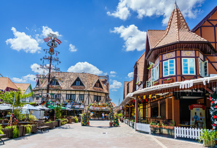 Blumenau, Brasil, 20 de janeiro de 2022: Lojas tradicionais com decorações natalinas na Vila Germânica na cidade de Blumenau, Brasil