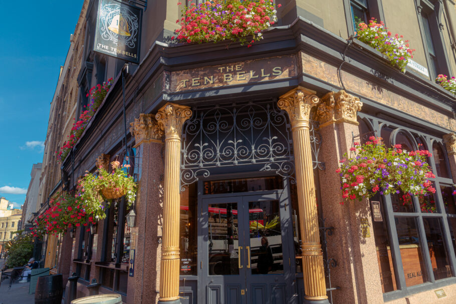 Fachada do Ten Bells Pub, no bairro de Spitalfields, Londres; local ficou famoso como a taberna frequentada por Jack, o Estripador e suas vítimas