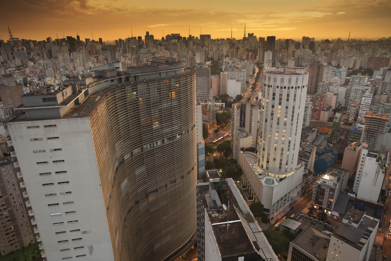 A fumaça dos incêndios florestais encobre São Paulo, que registrou a pior qualidade do ar entre as metrópoles globais