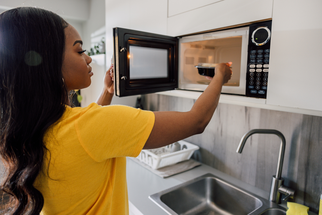 Saiba quais são os alimentos e materiais que não podem ir para o micro-ondas sob hipótese alguma – iStock/Getty Images