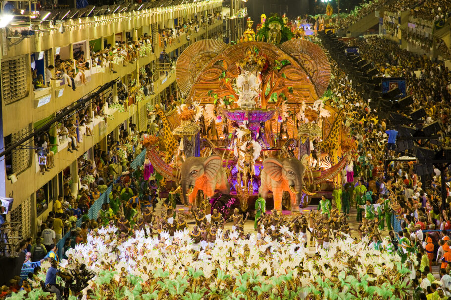 Esola de samba se apresentando na Marquês de Sapucaí, Rio de Janeiro