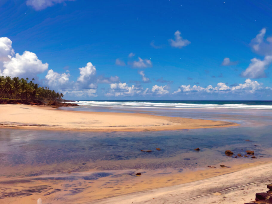 A linda praia de Jeribucaçu onde o rio encontra o oceano. Esta é uma praia deslumbrante, com coqueiros, em Itacaré, Bahia.