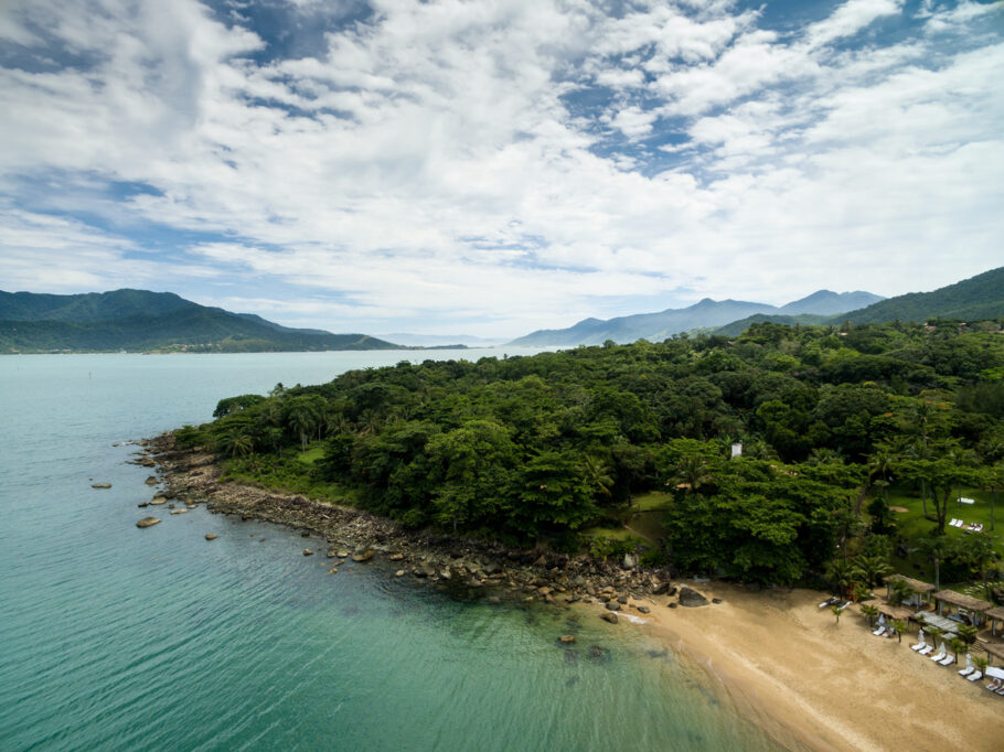 Vista aérea da Praia do Curral (praia do Curral), em Ilhabela, são Paulo, Brasil