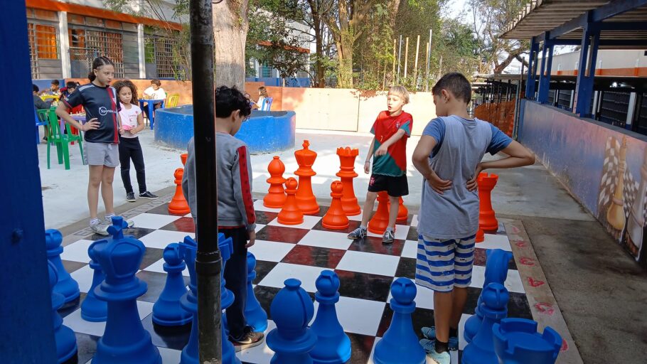 A escola pública paulista é pioneira em programas de xadrez, atletismo e ginástica artística.