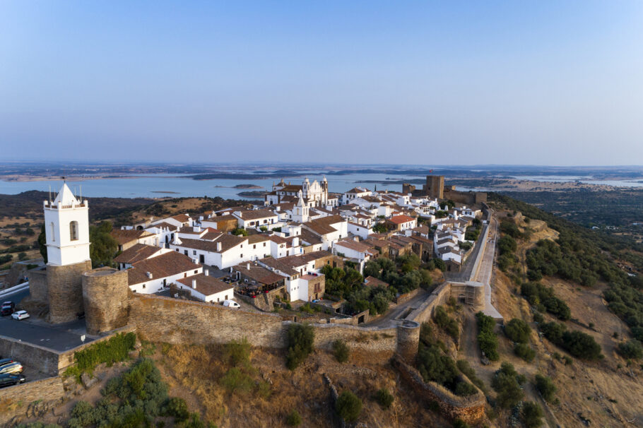 Vista do vilarejo de Monsaraz, com o lago Alqueva ao fundo, na região do Alentejo