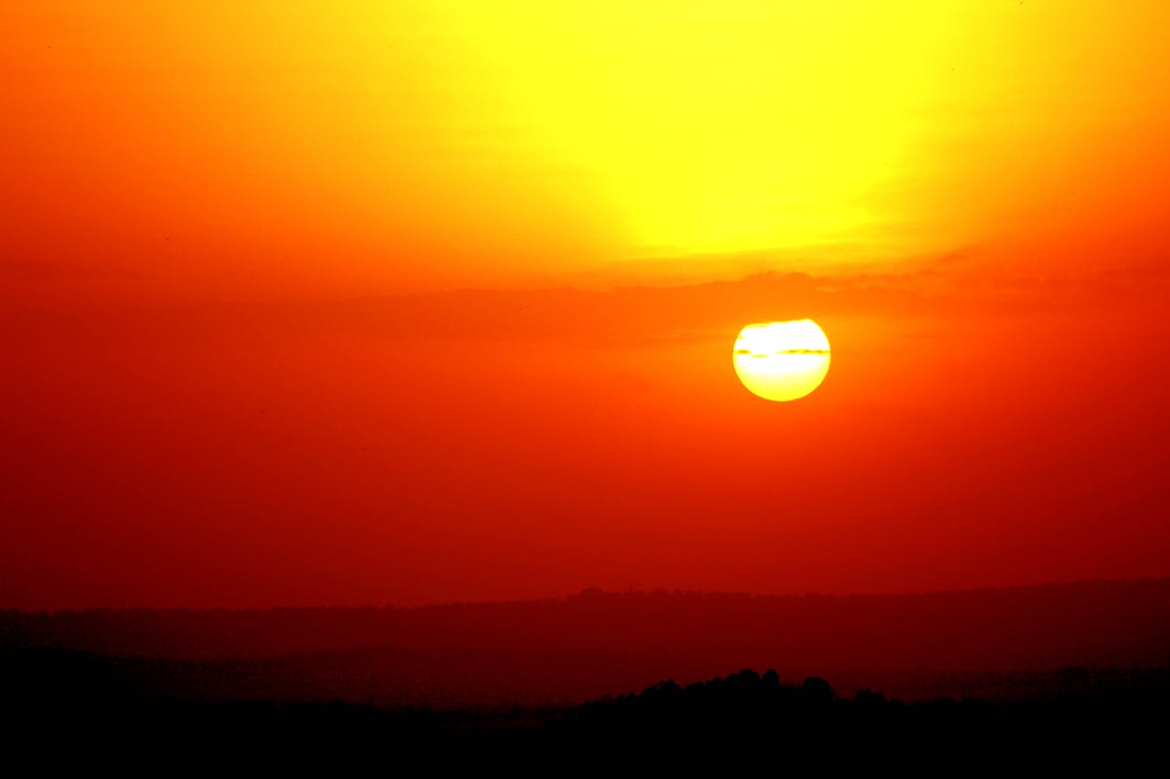 Especialista da USP alerta sobre o risco de olhar para o Sol sem proteção durante queimadas, quando a fuligem atenua a luz solar