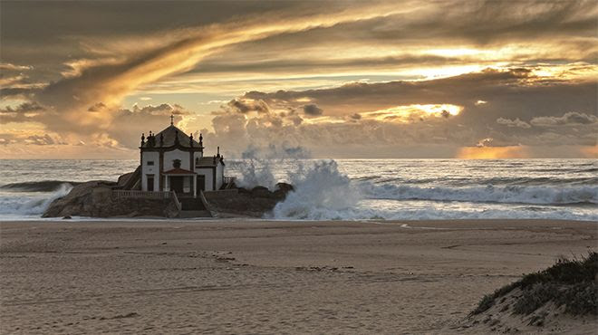 Vista da praia de Gulpilhares, que tem a famosa Capela do Senhor da Pedra