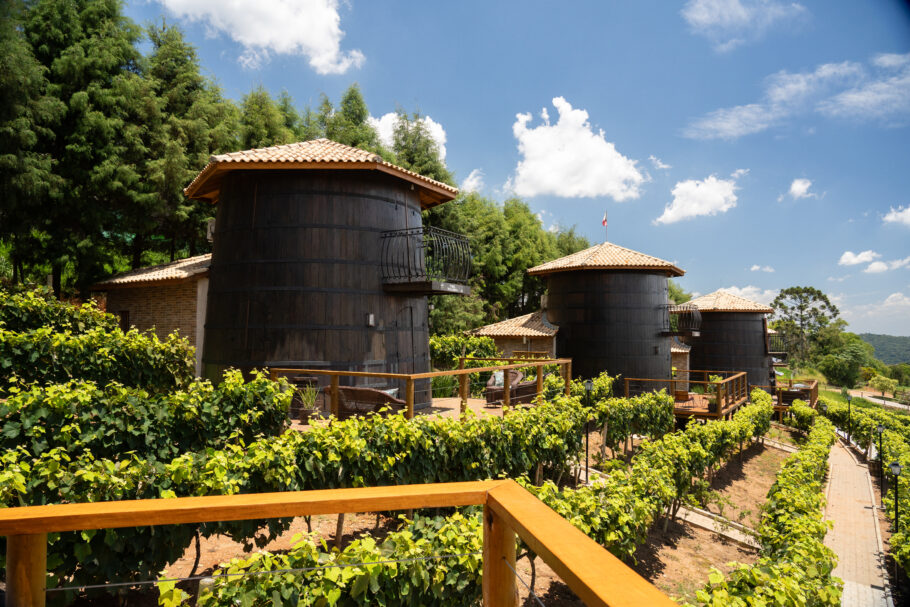 Tonéis de vinho que viraram acomodações na Quinta do Olivardo, em São Roque (SP)