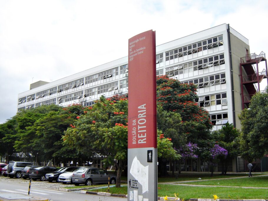 Fachada do prédio da Administração Central da USP