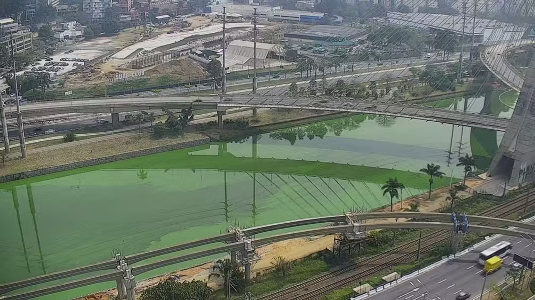 Como o tempo seco afeta a coloração do Rio Pinheiros, que ficou verde?