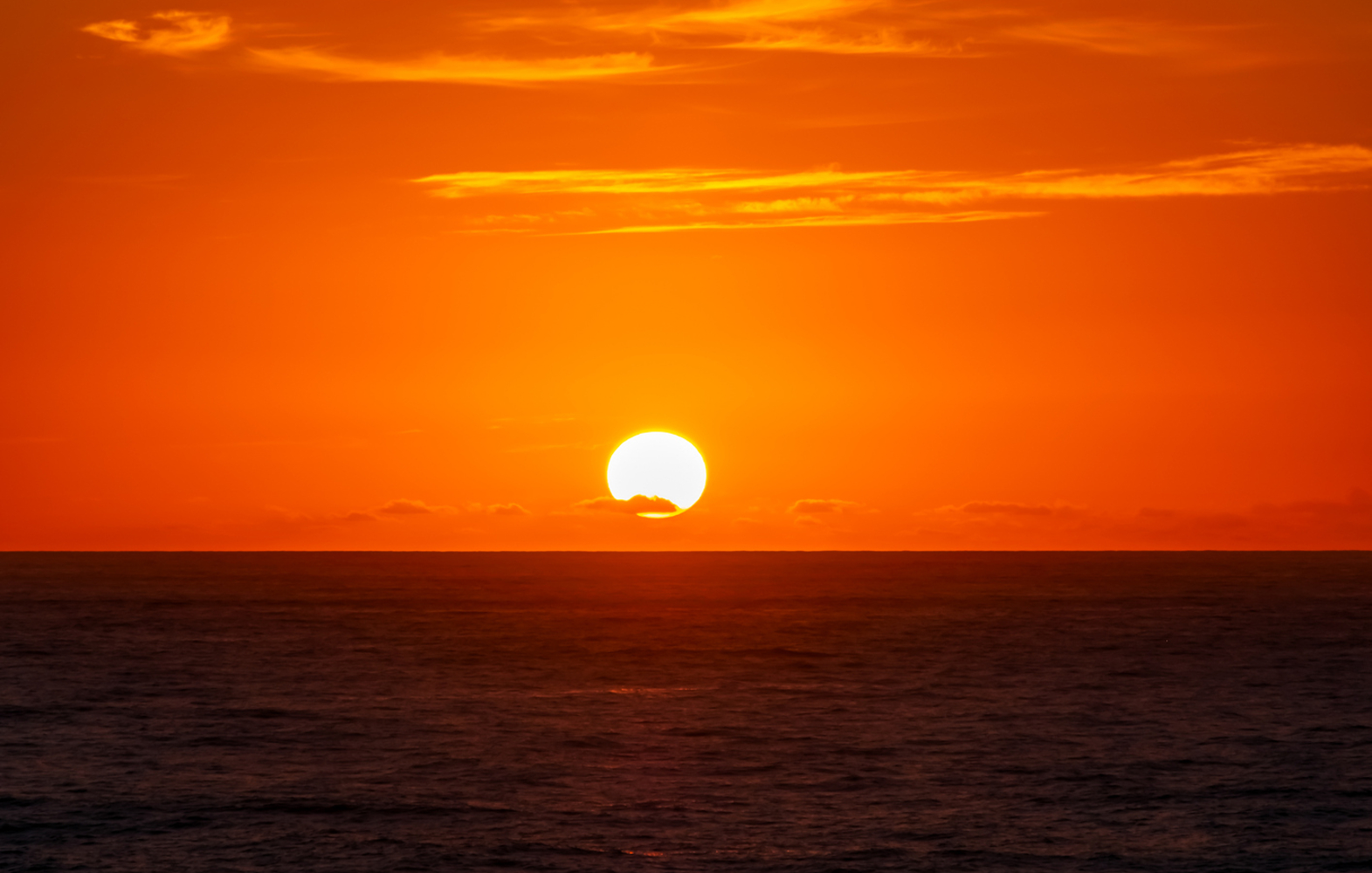 Sol laranja e céu vermelho