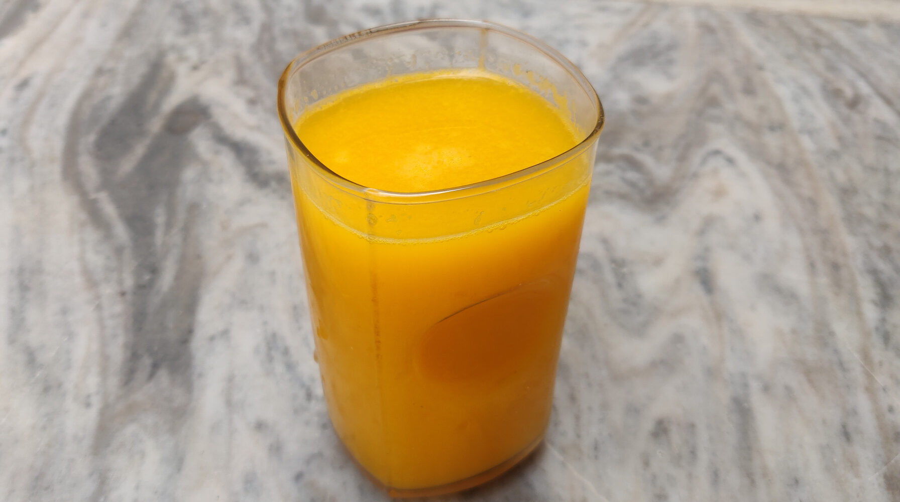 Suco de abacaxi, laranja e cúrcuma