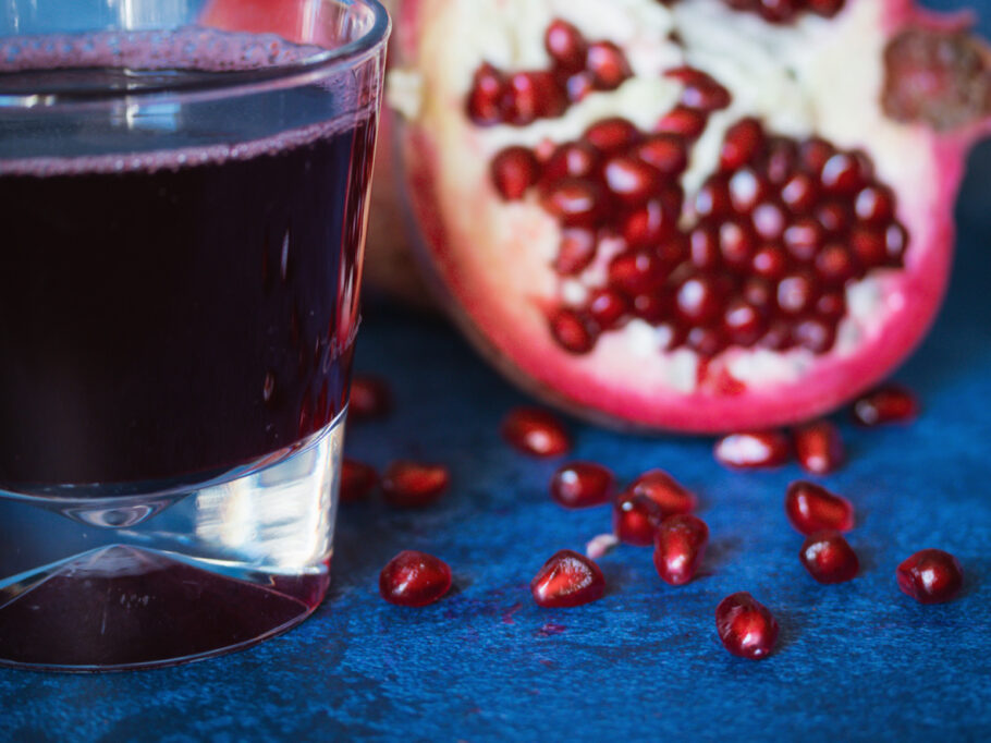 Suco de romã é rico em flavonoides que ajudam a manter a saúde das artérias, reduzindo o colesterol