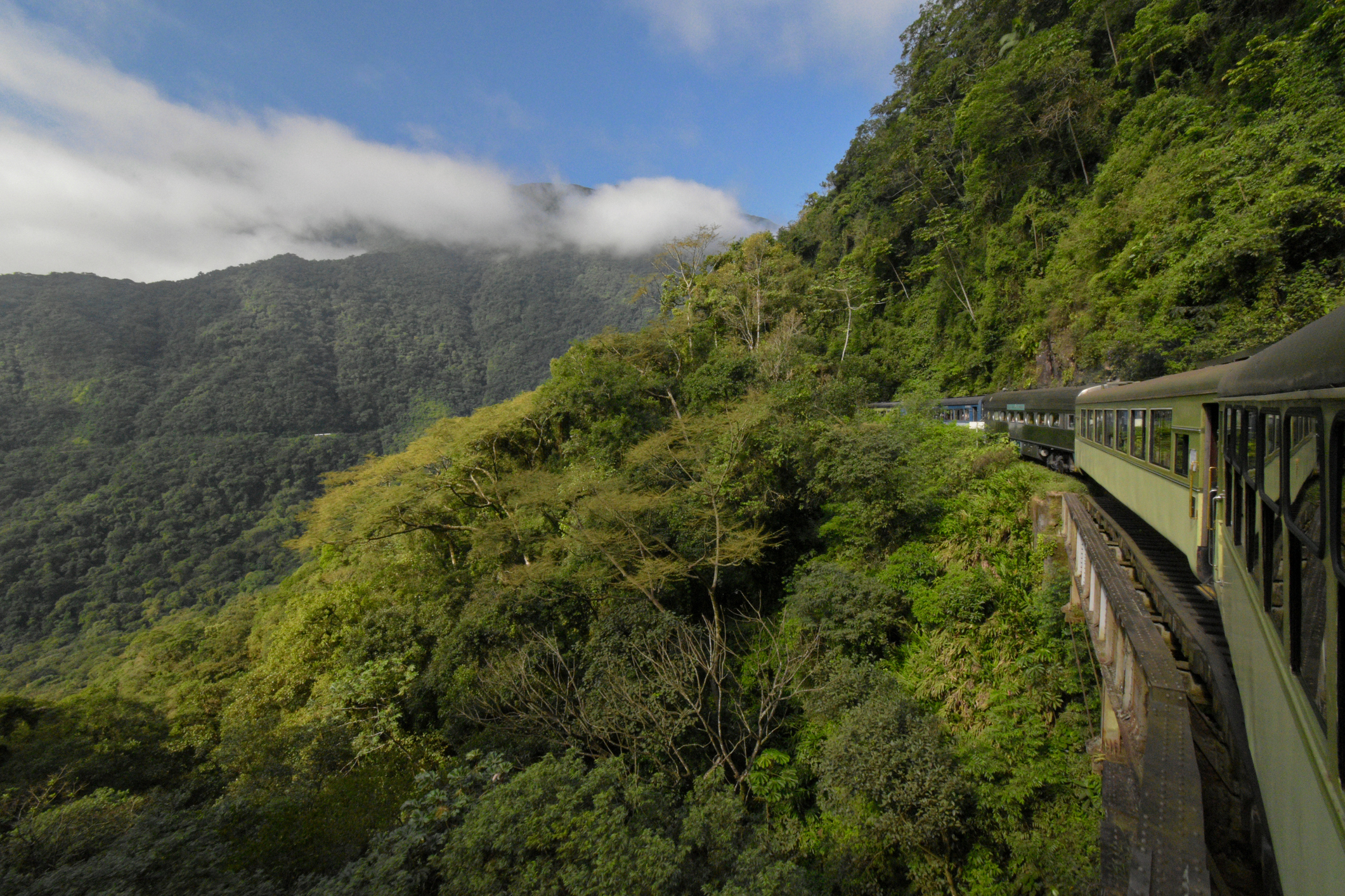 A viagem de trem entre Curitiba e Morretes é, de fato, um dos passeios mais icônicos do Paraná