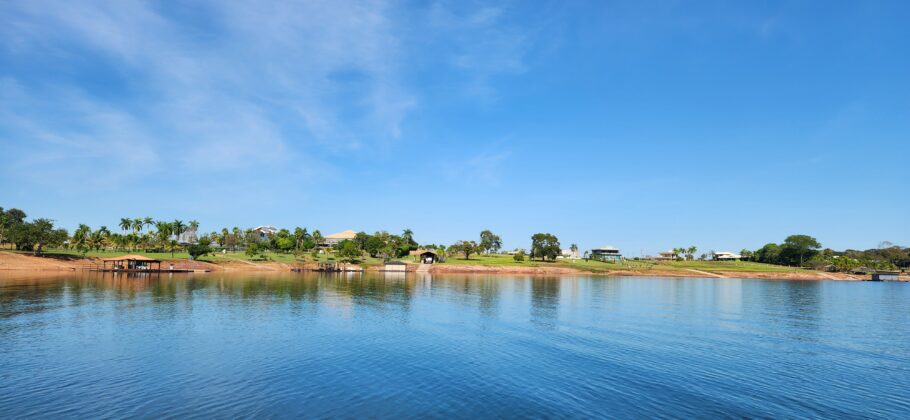 Condomínio de casas às margens do lago Manso