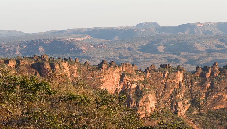 A Cidade de Pedra, formações rochosas na beira dos paredões com desnível de 350 metros