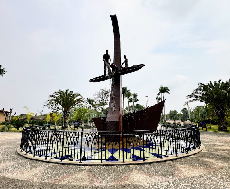 Monumento na entrada do Parque Três Pescadores em Aparecida