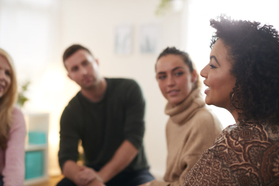 O autista pode sentir esgotamento social após interação com várias pessoas