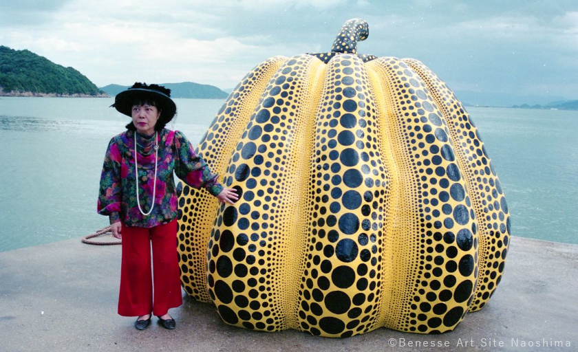 Escultura ao ar livre “Pumpkin” da artista Yayoi Kusama, símbolo da Ilha de Naoshima, foto de Benesse Art Site Naoshima