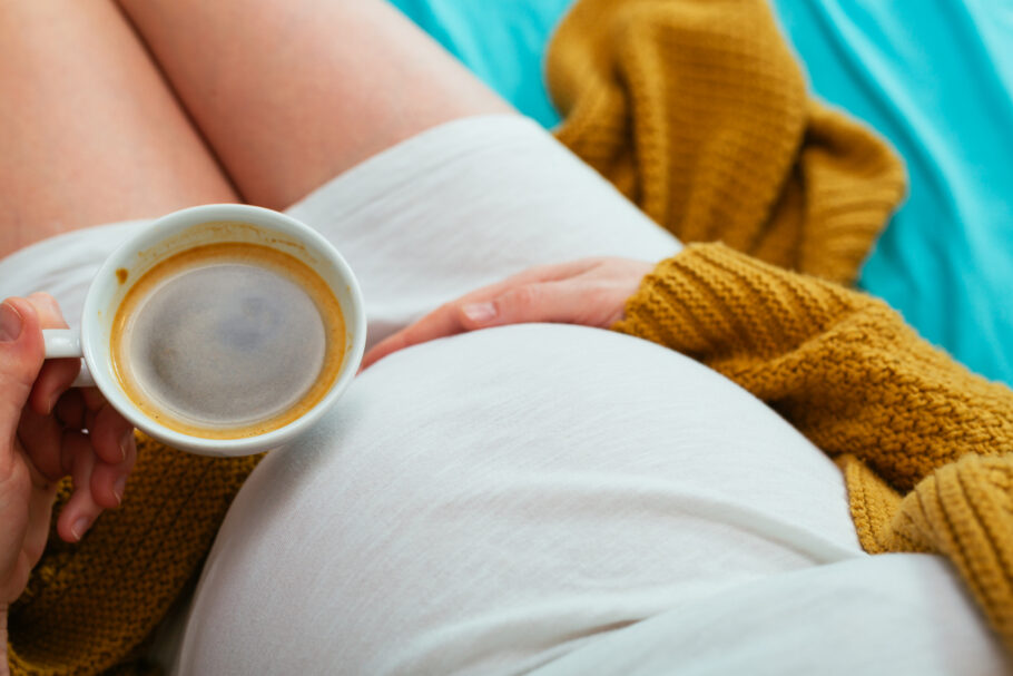 Pesquisa avaliou se há relação entre café na gravidez e risco de TDAH no bebê