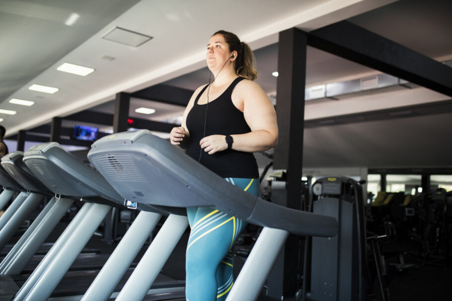 Caminhada com pausas breves ajudam a queimar mais calorias, segundo estudo