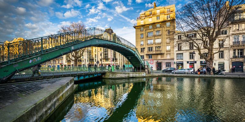 O Canal Saint-Martin é cercado por cafés e árvores exuberantes