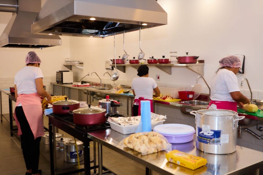 Cozinha Escola Sabores Que Transformam tem o patrocínio da Fundação Salvador Arena e parceria com Instituto Capim Santo