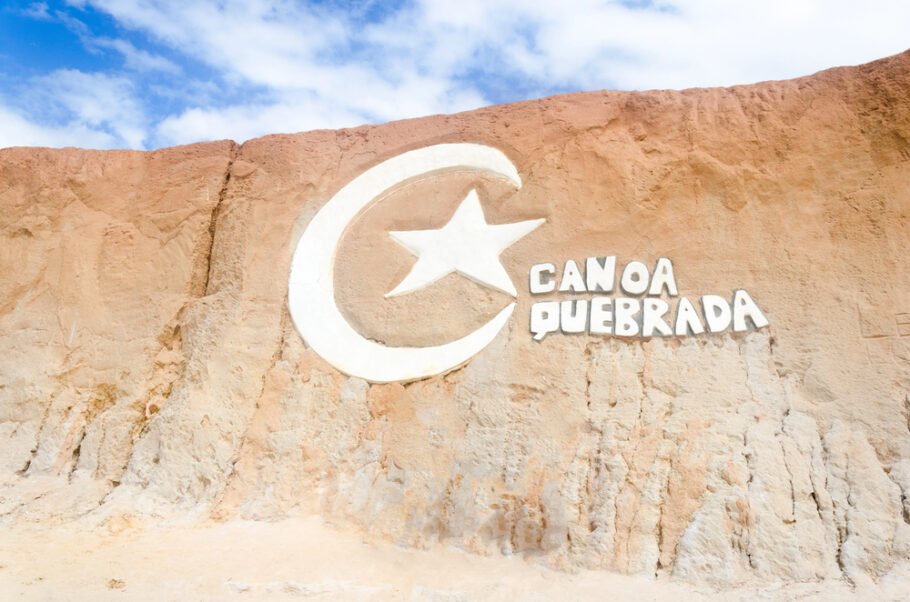 Se você já viu fotos de Canoa Quebrada, com certeza notou o símbolo gravado nas falésias: uma lua e uma estrela