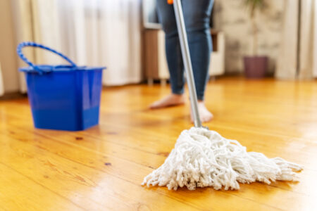 Saiba os benefícios de usar a água quente para limpar o chão e remover as sujeiras da sua casa, de forma prática